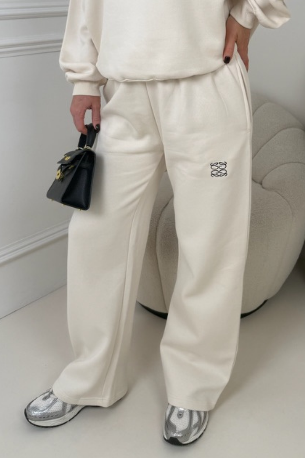 GEGE EMBROIDERED IVORY PREMIUM ESSENTIAL STRAIGHT LEG JOGGER